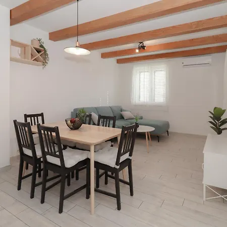 Laura 布罗达里卡