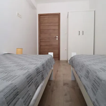 Laura * Brodarica (Sibenik-Knin)