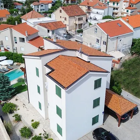 Laura * Brodarica (Sibenik-Knin)