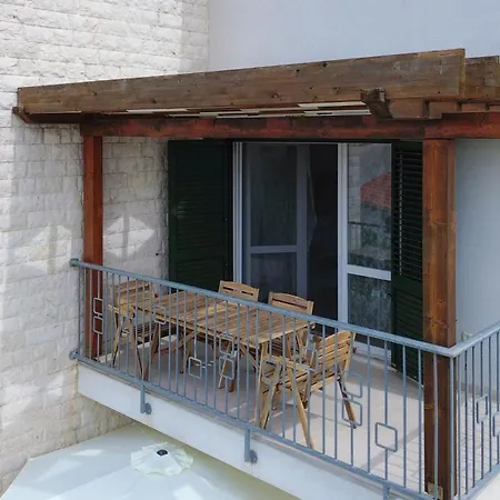 Laura * Brodarica (Sibenik-Knin)