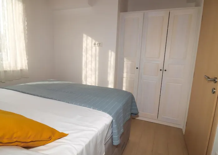 Laura * Brodarica (Sibenik-Knin)