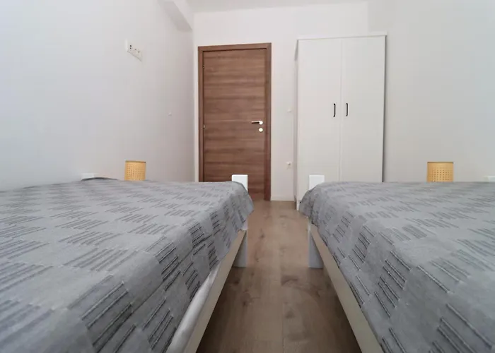 Laura * Brodarica (Sibenik-Knin)